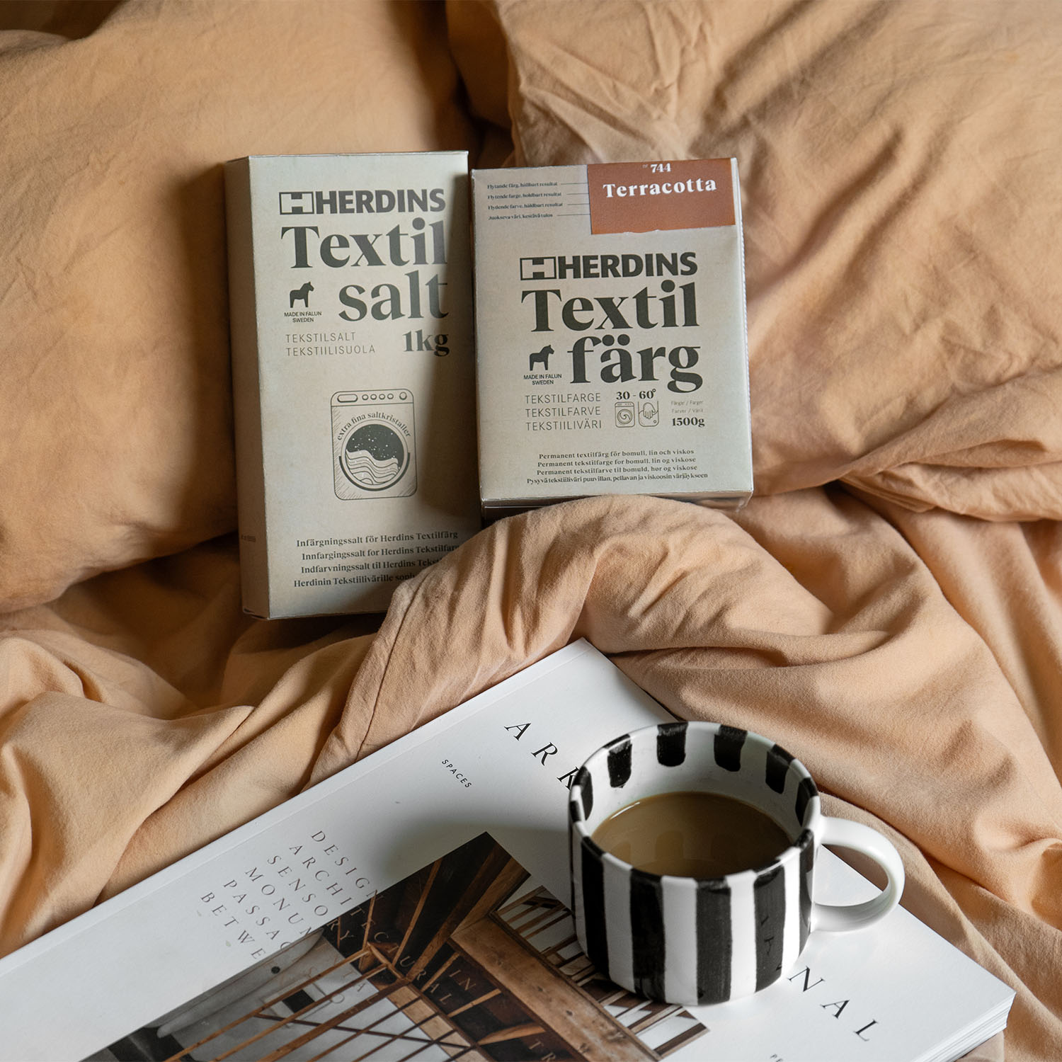 Herdins Textilfärg i nyansen Terracotta på ett färgade örngott och påslakan